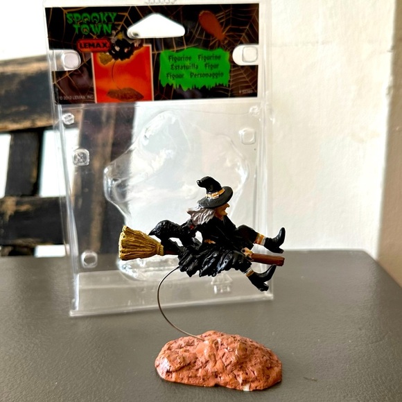 Spooky Town 52389 Witch Flying On A Broom Halloween Village 2012 Wiccan Decor - Picture 1 of 16